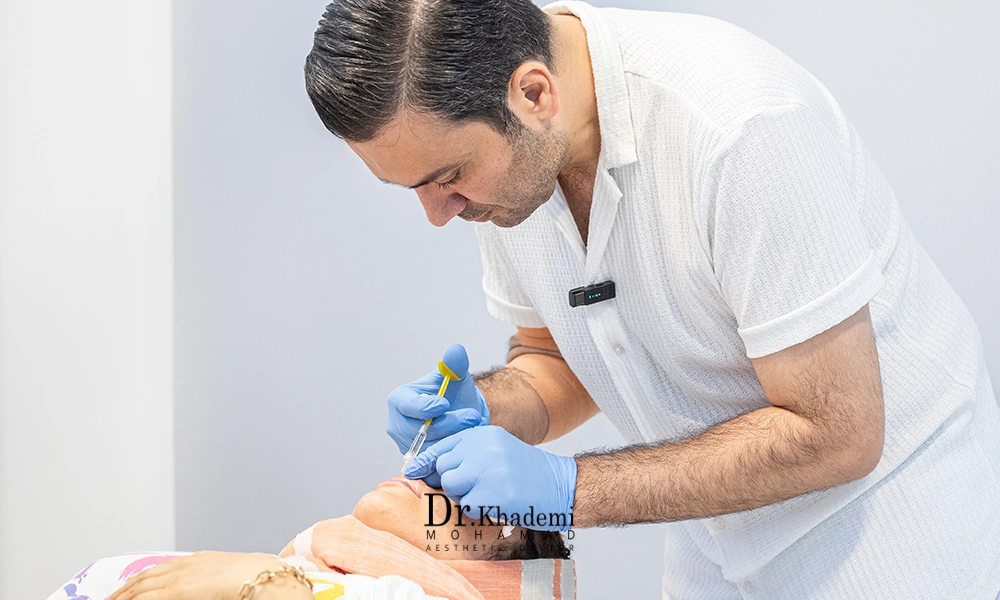 دکتر خادمی در حال تزریق فیلر لب بالا
